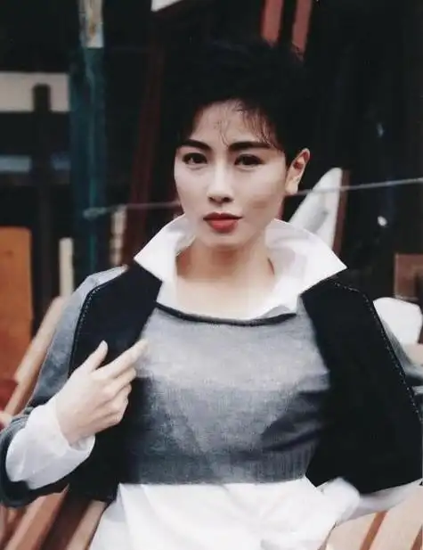 袁洁莹年轻时有多美?30年前的短发穿搭飒爽帅气,堪称tvb时光机