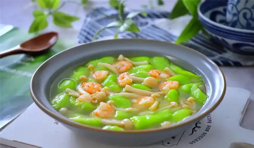 【虾仁菌菇丝瓜汤】