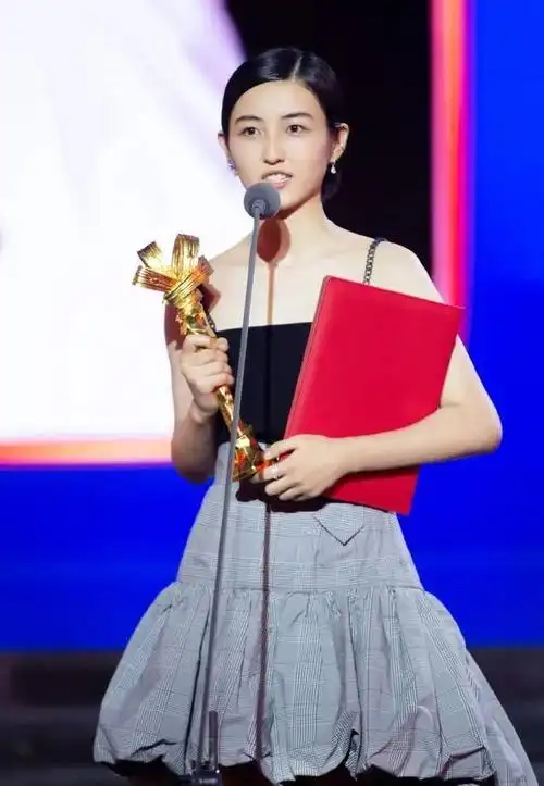 张子枫这发型是认真的吗?换上老阿姨同款发型,没翻车还乖巧不少