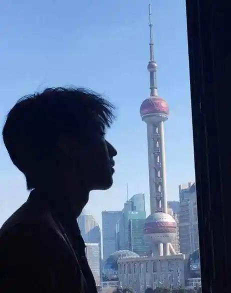 王俊凯晒和上海东方明珠比高照片,侧脸颜值亮了_网友_玩笑_流量