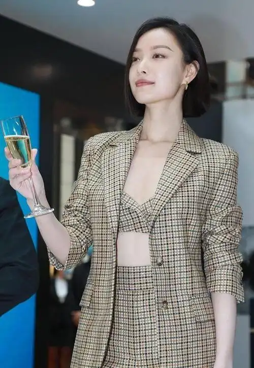 倪妮身材真丰满穿低胸裙露到了肚子35岁依旧韵味十足