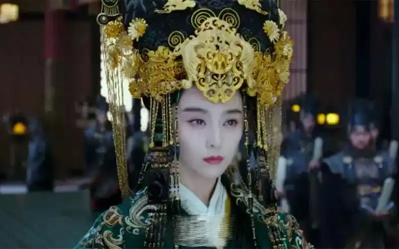 39岁范冰冰新剧路透图曝光,头戴皇冠气场十足,多套古装尽显美艳