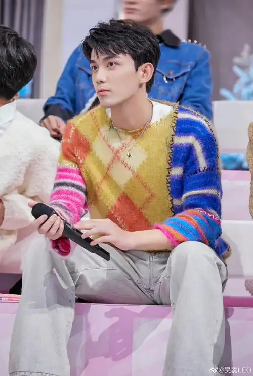 吴磊易烊千玺穿同款毛衣