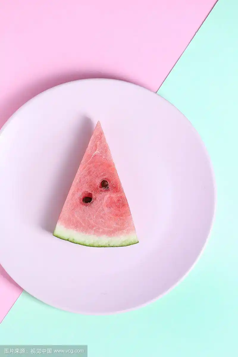 粉色盘子上的切片西瓜