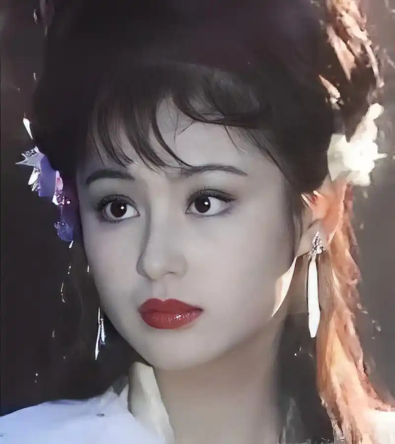 1986年,陈红年仅18岁的她正在拍摄古装神话剧《聊斋》.
