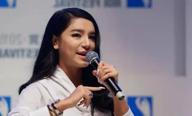 曾是超女冠军的江映蓉,刚出道照片对比现在照片,网友哪都不一样_风格