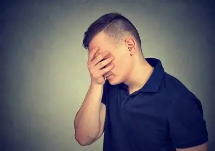 伤心的男人图片