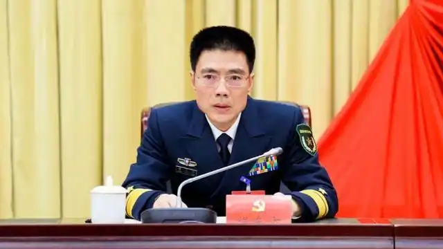 政委,少将军衔,曾长期在军队司法系统工作,还曾担任驻港部队新闻发言