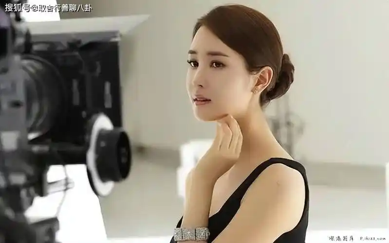 39岁李多海晒与老公旅游随拍,穿绿色情侣泳装热聊,身材比例超好_照片