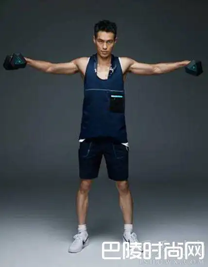 图上面的这位肌肉猛男叫做黄哲勋,出生于韩国,今年33岁,身高183cm