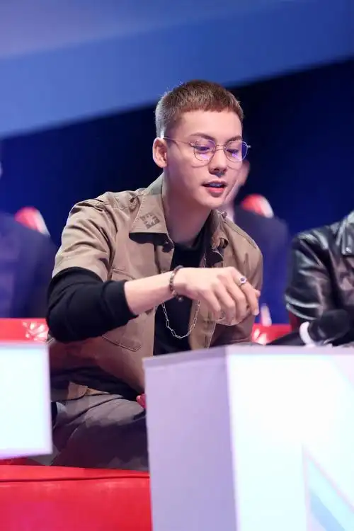 陈伟霆亲自教学员追女生 王广允侯锦尧演绎争风吃醋