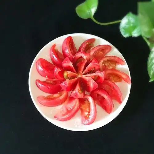 摆盘,洒上白糖即可,冷藏一下口感更好哦!