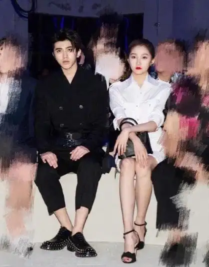 蔡徐坤和关晓彤罕见同框两个人都凶巴巴的疑似彼此看不惯