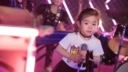 杨幂女儿和戚薇女儿对比,差距一目了然,网友:好心疼小糯米-娱乐-高清