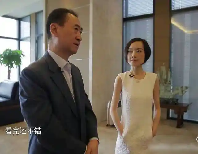 王健林带鲁豫参观办公室.