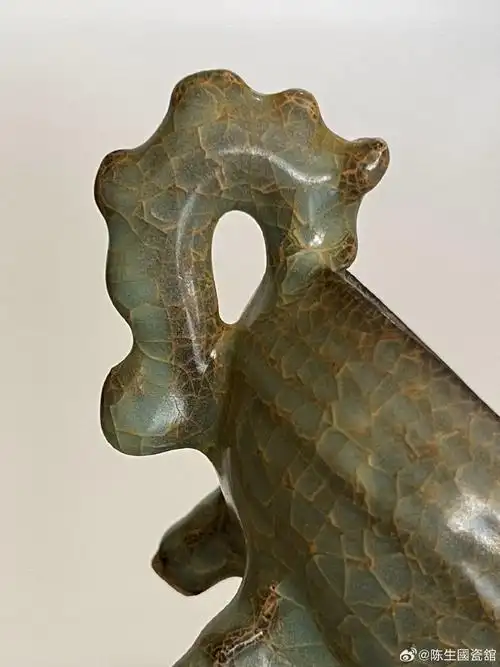 南宋龙泉溪口官窑爵杯～此器器型规整,比例协调,工艺精湛,釉色高雅