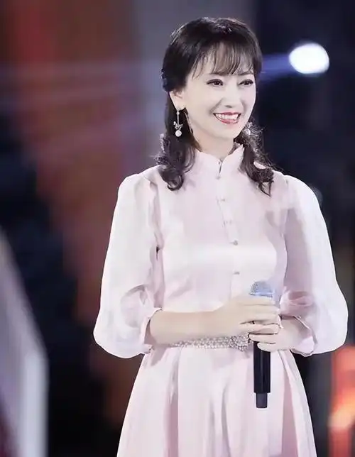 赵雅芝亲身示范:不烫老年头,不穿老年装,年近70岁都没