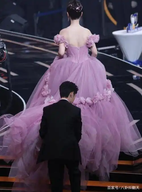 杨幂杨紫说悄悄话,十级唇语翻译出来,难怪肖战听到后一脸吃惊