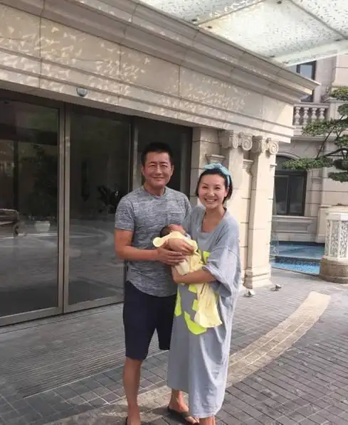 高曙光二婚妻子近照皮肤黝黑但气质不俗曾评为亚洲最时尚女性