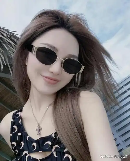 周扬青晒马尔代夫度假照,穿泳衣大秀好身材,前凸后翘超火辣