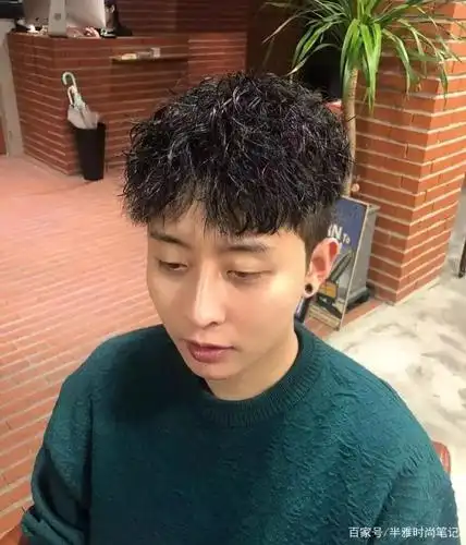 锡纸烫的男生, 头发要有点长度,想要修饰额头, 可以尝试这款刘海中分