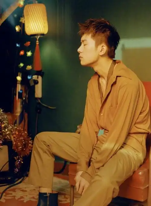 首先一张期千玺趴在桌子上的拍摄的近景照片,将他那双修长又好看的水