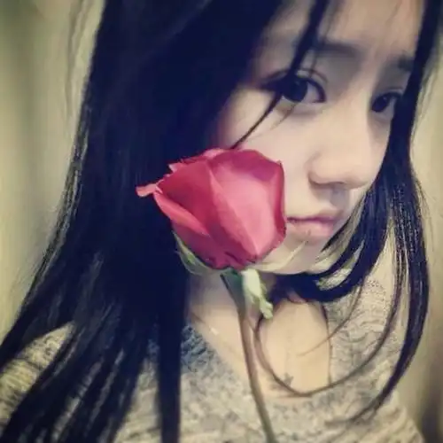 找一张拿着玫瑰花的女生头像,速度!