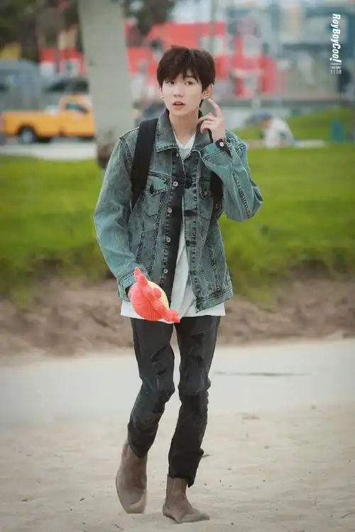 王源哥哥带着莱阳在洛杉矶游玩当爸爸的人也充满少年感 青春气息溢满