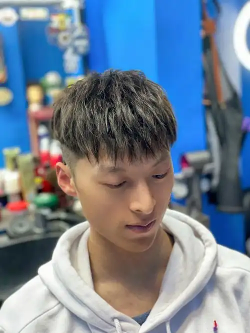 头发5-8厘米,头发细软,扁踏,没型,不会打理,一定要试试自然吹干成型的