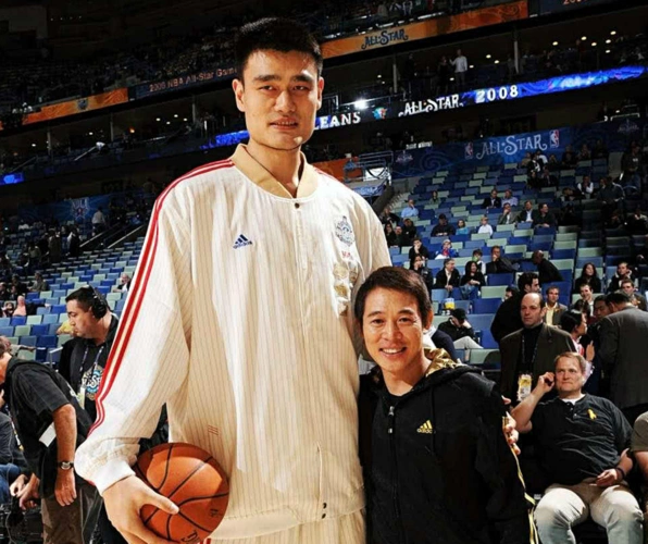 李连杰和姚明的合影,最萌身高差