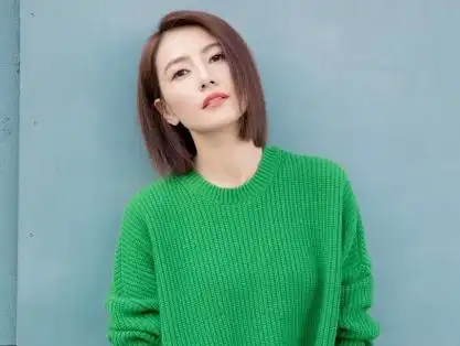 照片中,高圆圆身穿绿色针织毛衣,短发造型出镜,十分清爽.