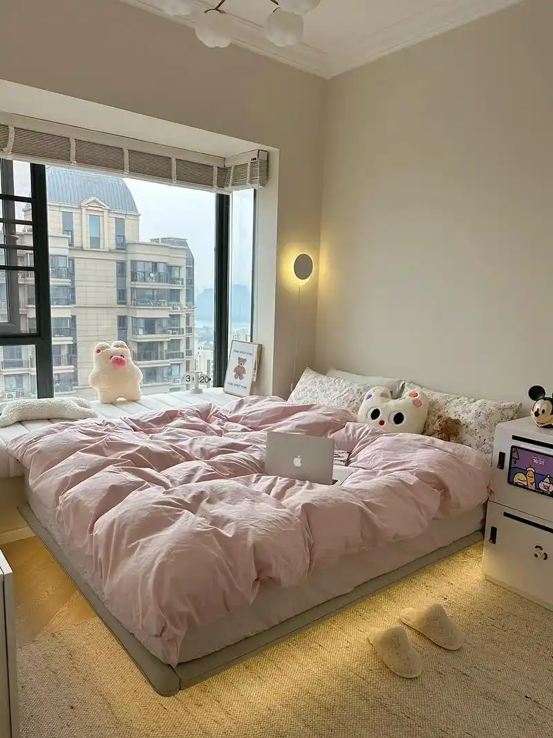 小房间这样布置显大又好睡!我的小卧室只有八平,为了让 - 抖音