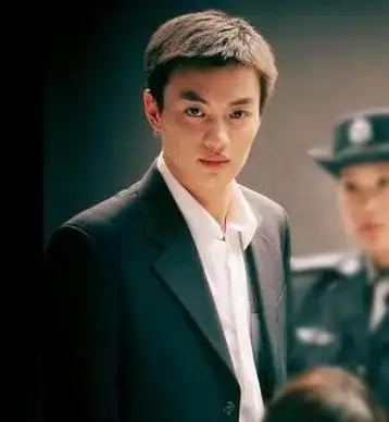 周一围罕见登上热搜,朱丹式表达争议过去仅1年,周一围变化太大