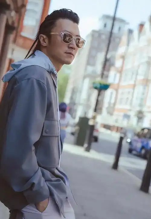 谢霆锋43岁近照:越来越像谢贤了!网友调侃:造型师是托尼老师吗