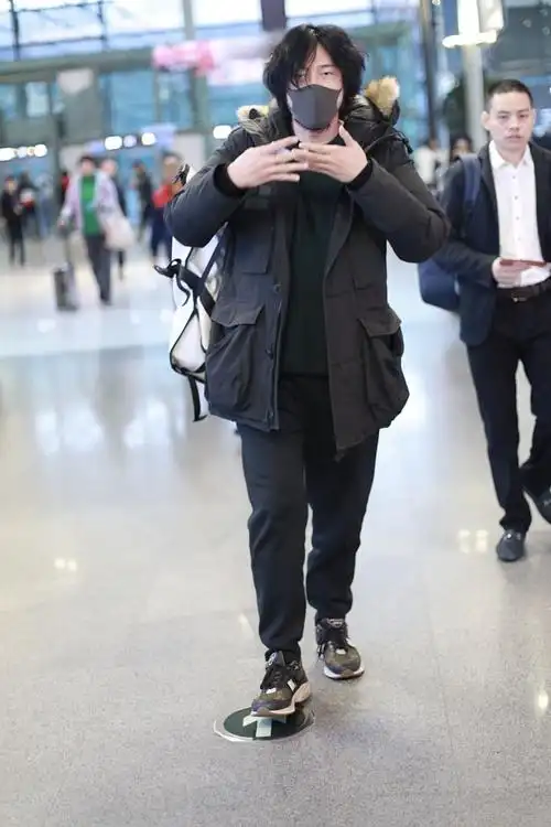 王传君素颜梳卷毛发型低调现身,身形装扮大变样