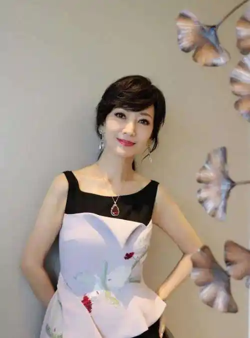 68岁赵雅芝现身机场颈部皮肤超多皱纹手臂干瘦青筋暴起显老态