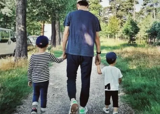 靳东为儿子庆生 社交账号上晒出骑马照