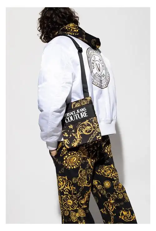 versace jeans couture 范思哲 男士尼龙巴洛克印花图案斜挎单肩包