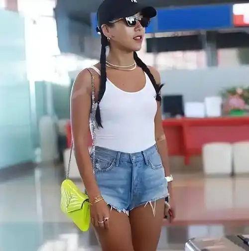 原创吉克隽逸被曝新恋情和男子亲密搂腰同喝一瓶水网友该恋爱了