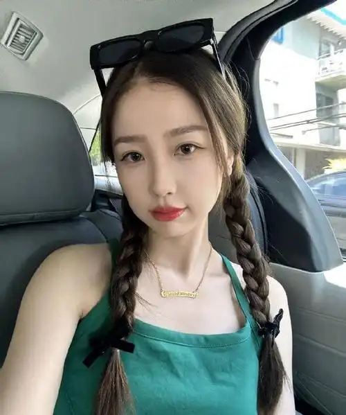 95小花虞书欣穿绿色吊带出游双马尾造型甜辣可人烈焰红唇超美