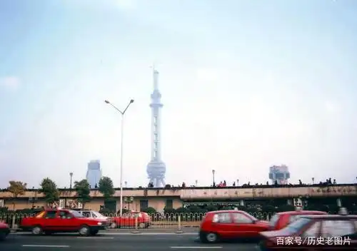 1994年的上海:建设中的东方明珠;弄堂里乘凉的居民