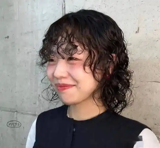 " 短发全头烫 " ,简单很耐看._都说_小卷_回头率