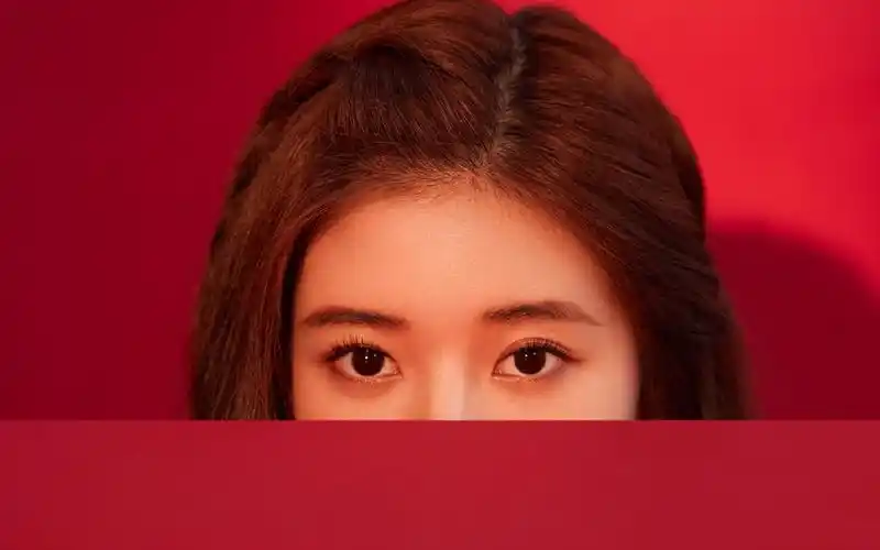 赵露思时尚灵动写真桌面壁纸