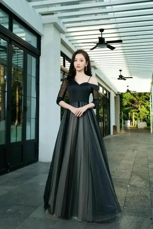 杨蓉编发披肩真好看一身黑色薄纱连衣裙典雅浪漫气质更是迷人