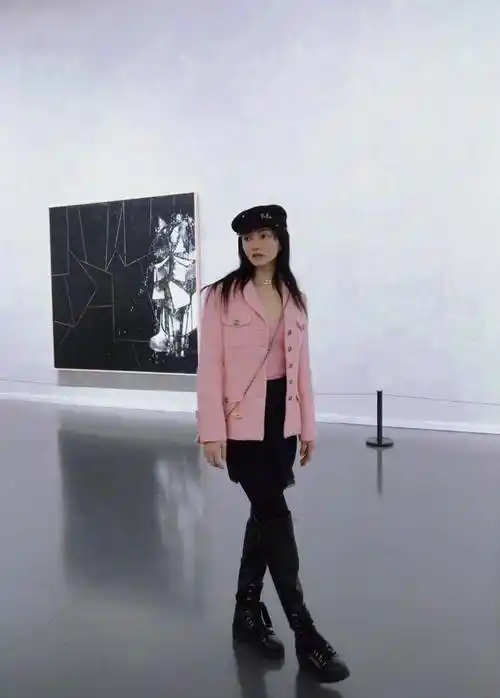 初春火了一种西装,叫张韶涵的"黑西装",一身黑搭配美出新高度_颜色