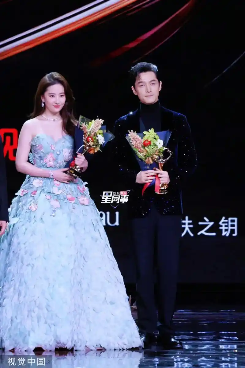 胡歌刘亦菲同框.没有关注微博之夜,突然刷到热搜看到#胡歌刘亦