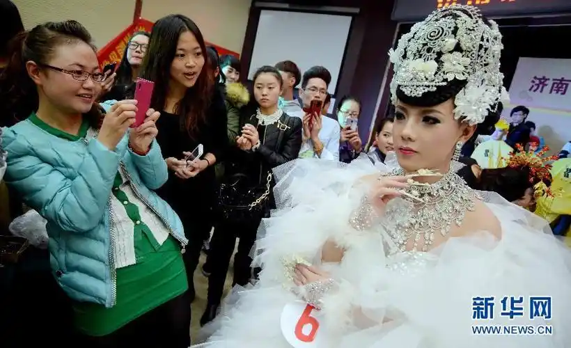 男扮女妆首次亮相济南美容美发大赛