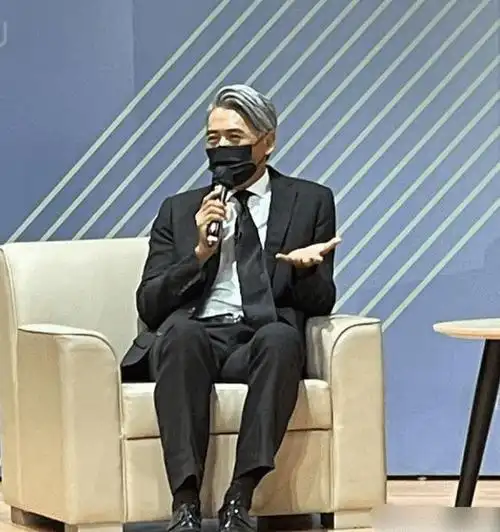 66岁周润发大变样,头发全白满脸皱纹,眼窝深陷有点认不出