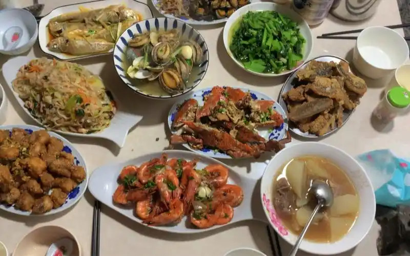 大年三十的丰盛晚餐,虽然视频上传晚了,但热闹依旧可以感受到.