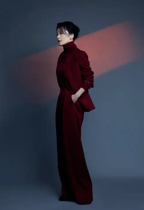 俞飞鸿条纹西装优雅酷帅写真图片